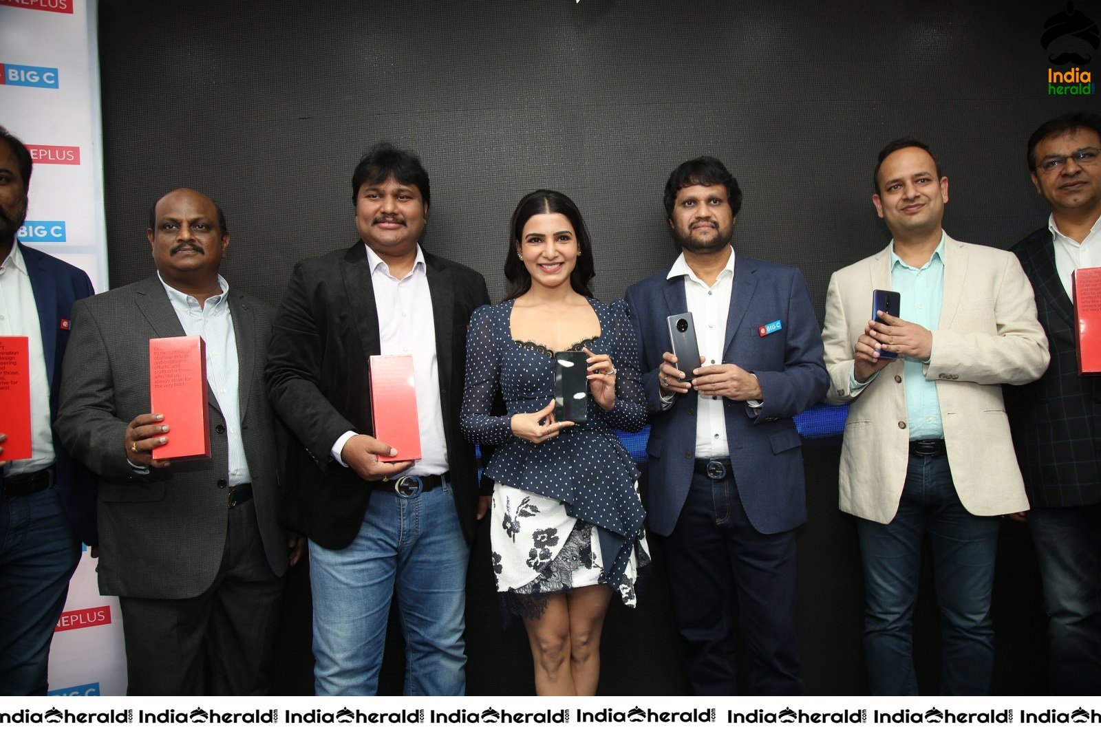 Samantha Gets Hot Before a Huge Crowd Set 1