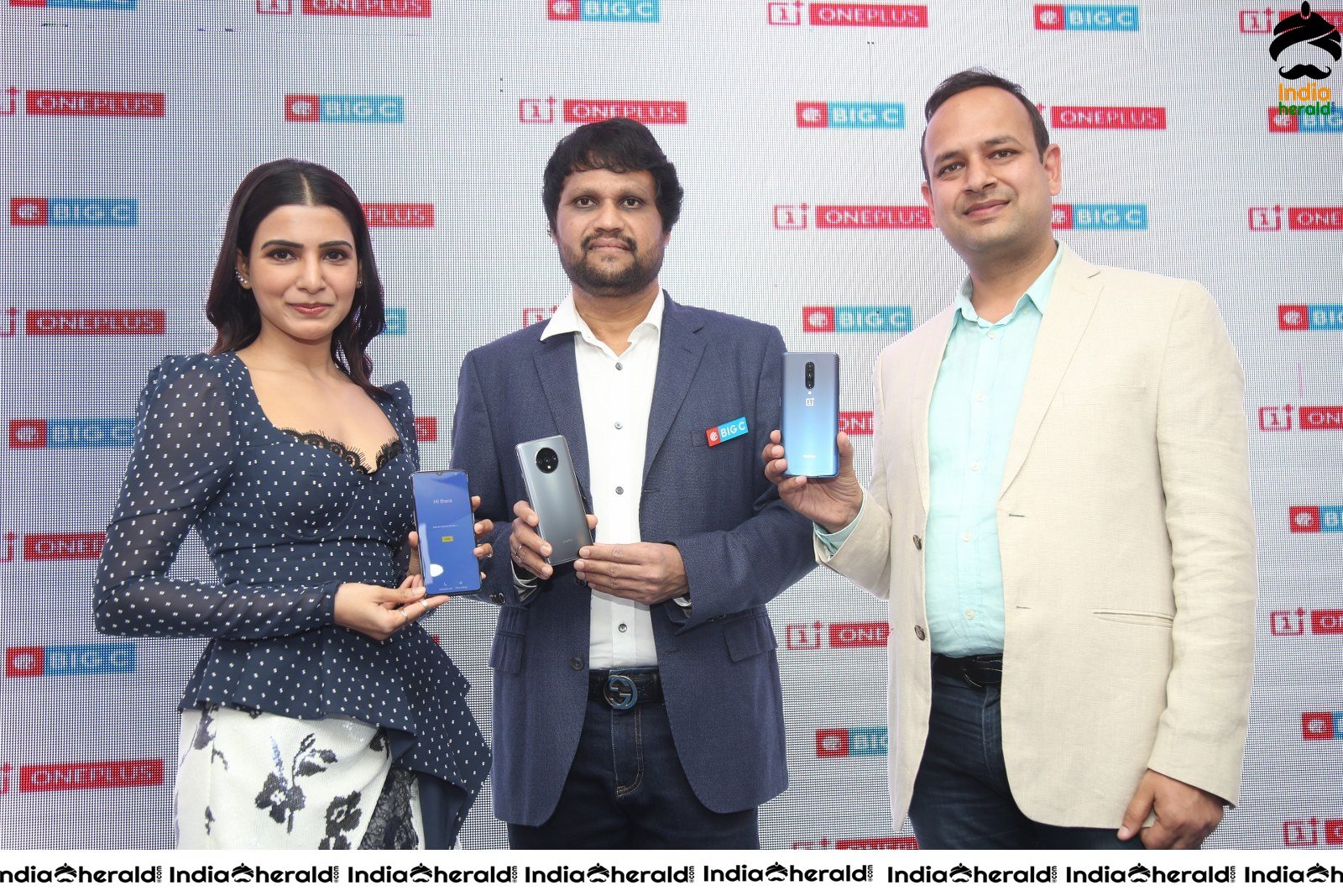 Samantha Gets Hot Before a Huge Crowd Set 1