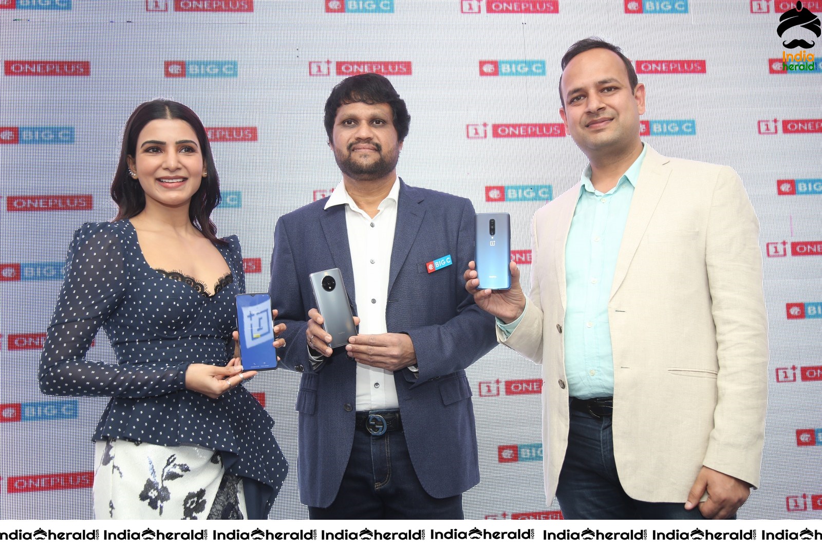 Samantha Gets Hot Before a Huge Crowd Set 1