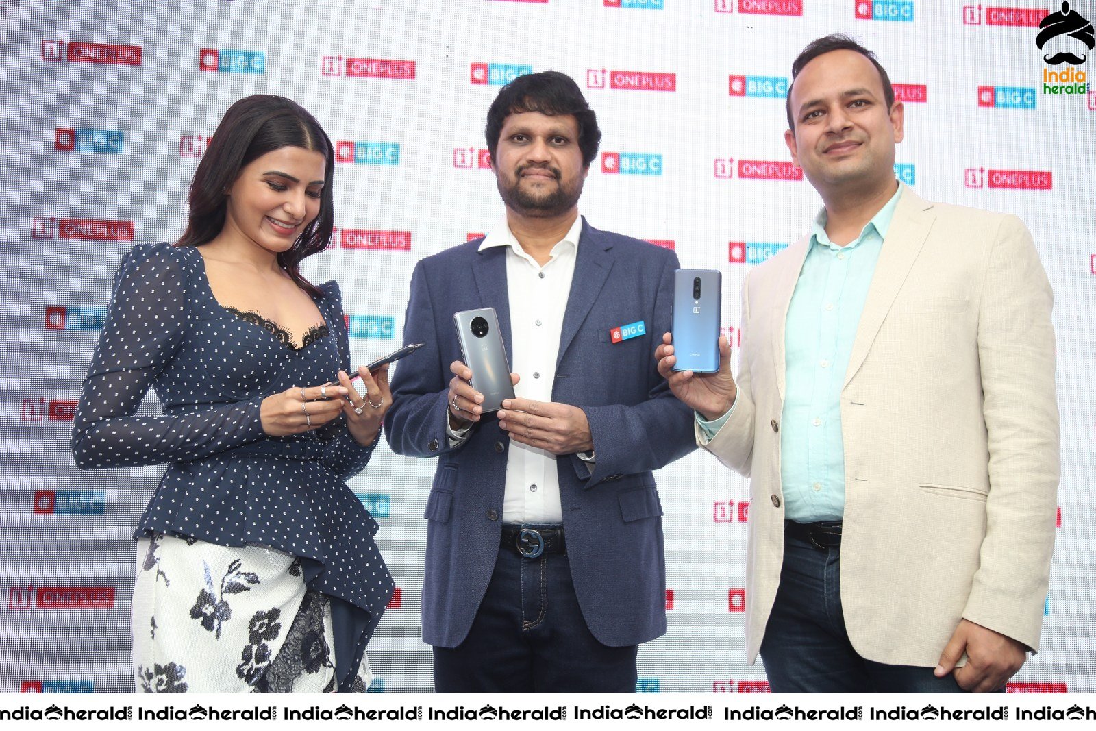 Samantha Gets Hot Before a Huge Crowd Set 1