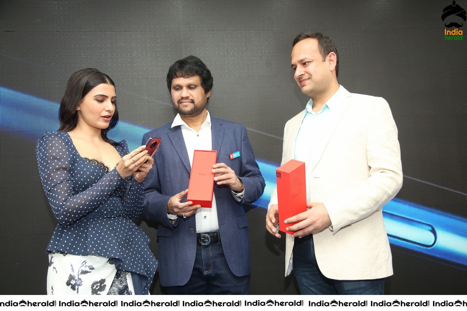 Samantha Gets Hot Before a Huge Crowd Set 1