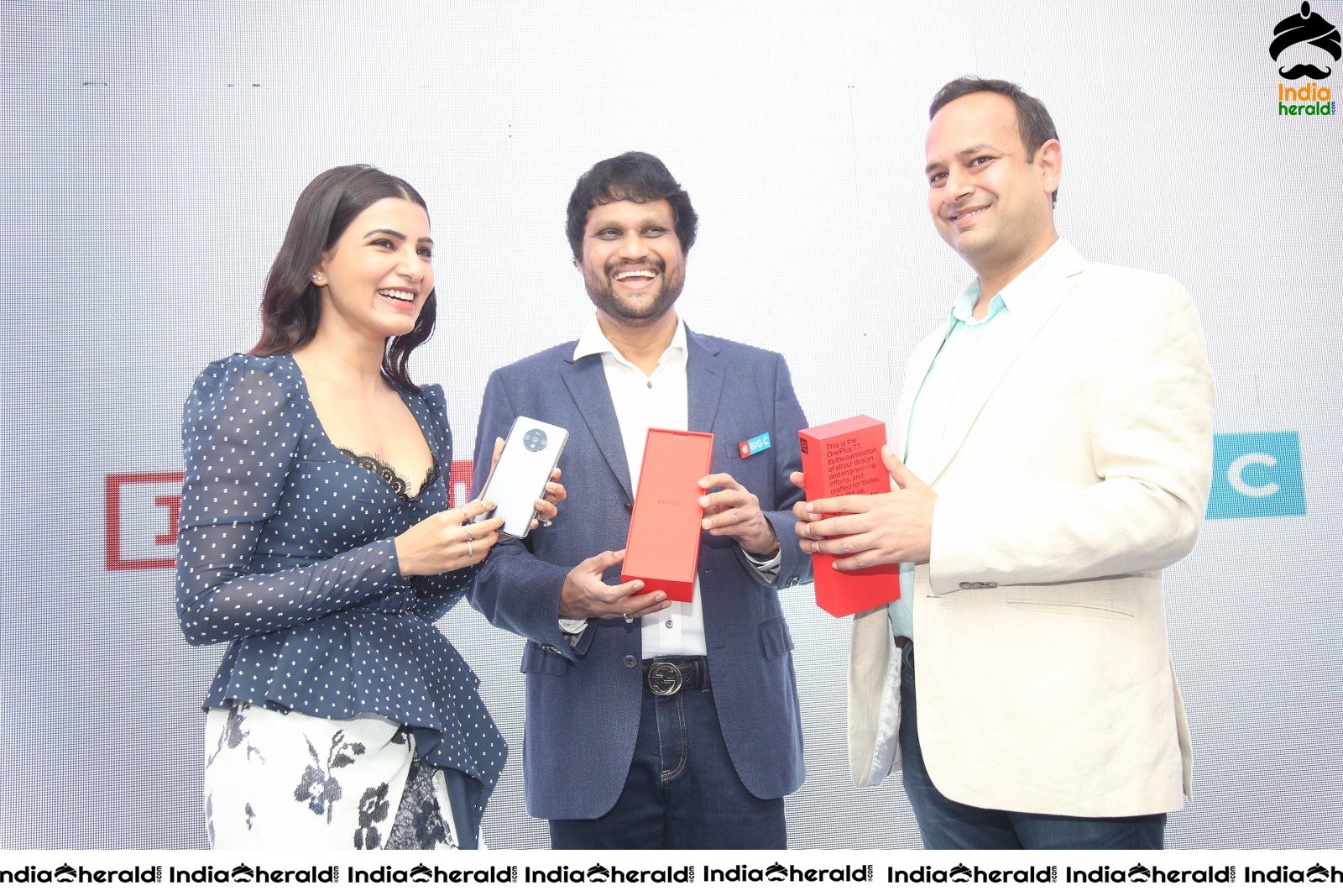 Samantha Gets Hot Before a Huge Crowd Set 1