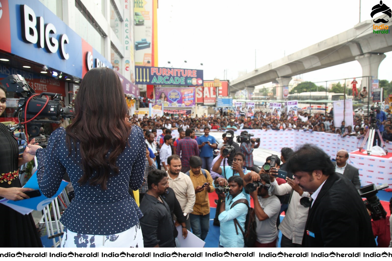 Samantha Gets Hot Before a Huge Crowd Set 3