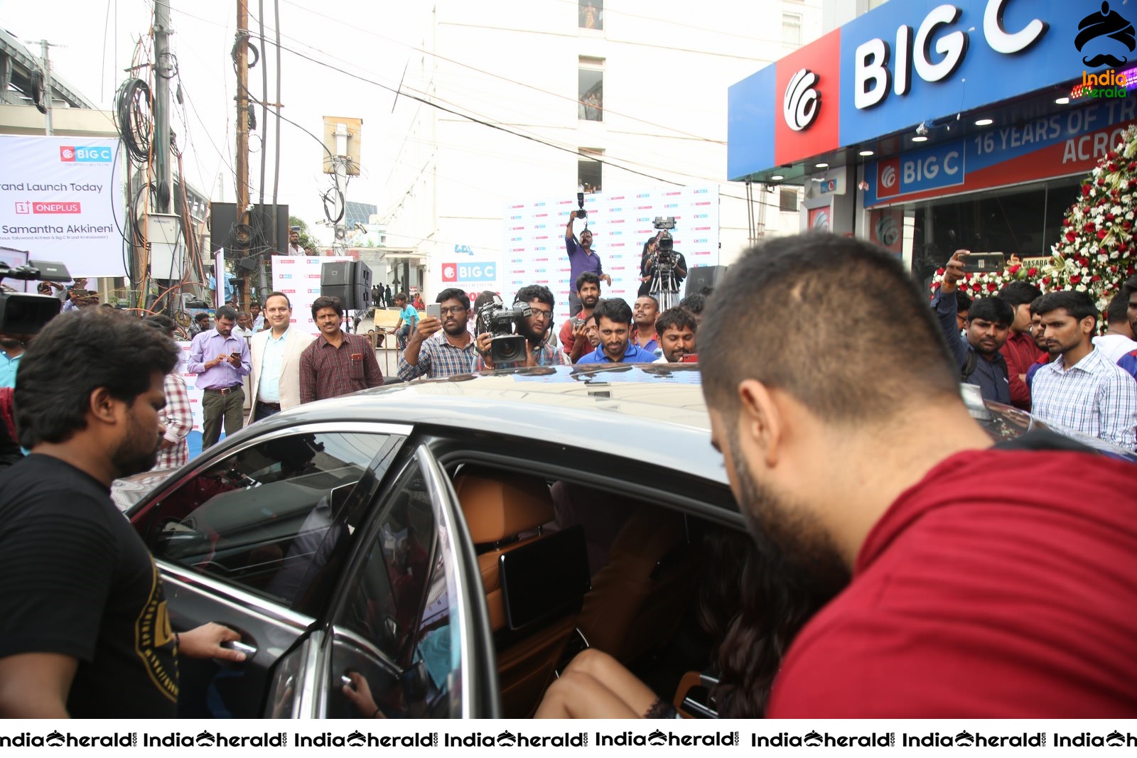 Samantha Gets Hot Before a Huge Crowd Set 3