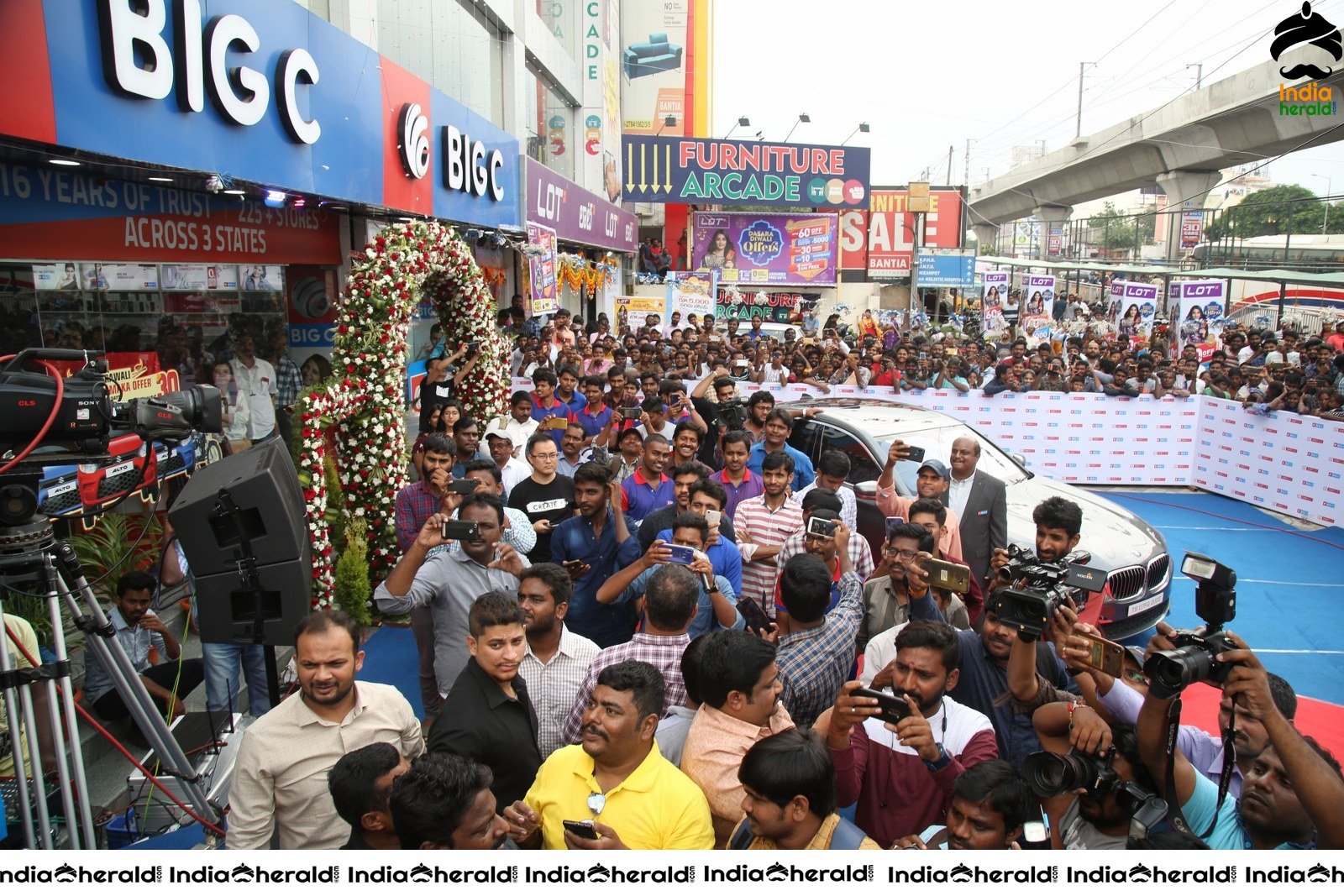 Samantha Gets Hot Before a Huge Crowd Set 3