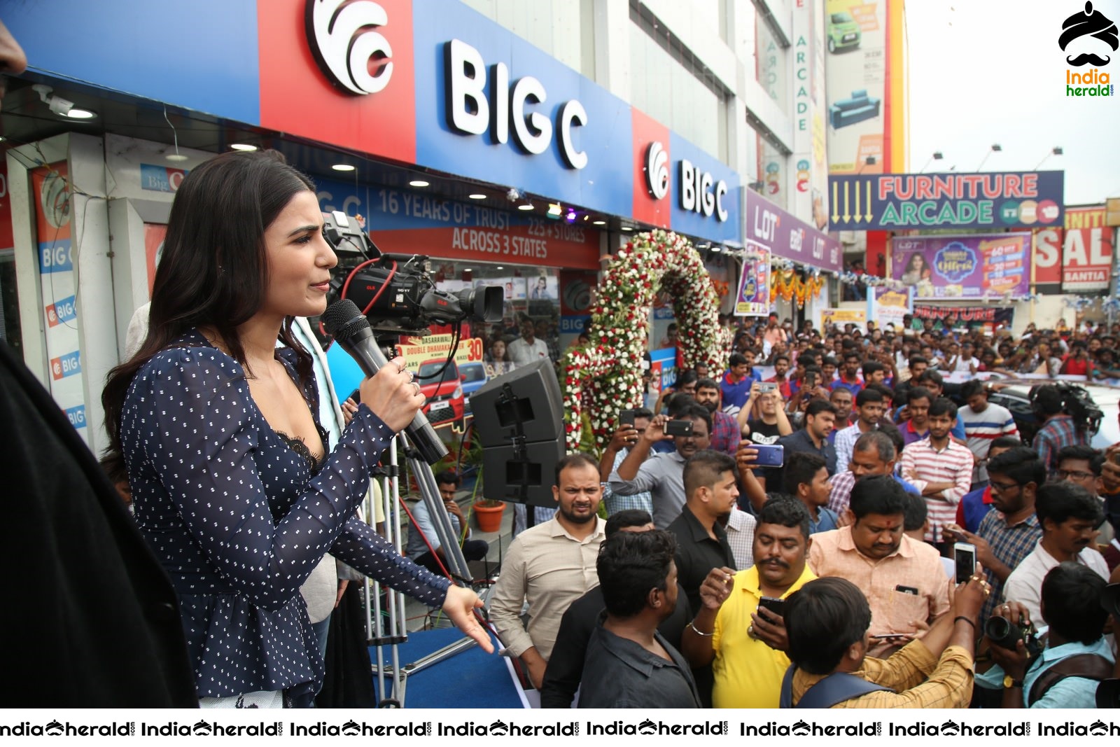 Samantha Gets Hot Before a Huge Crowd Set 3