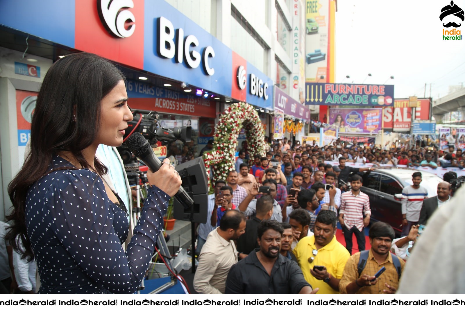 Samantha Gets Hot Before a Huge Crowd Set 3