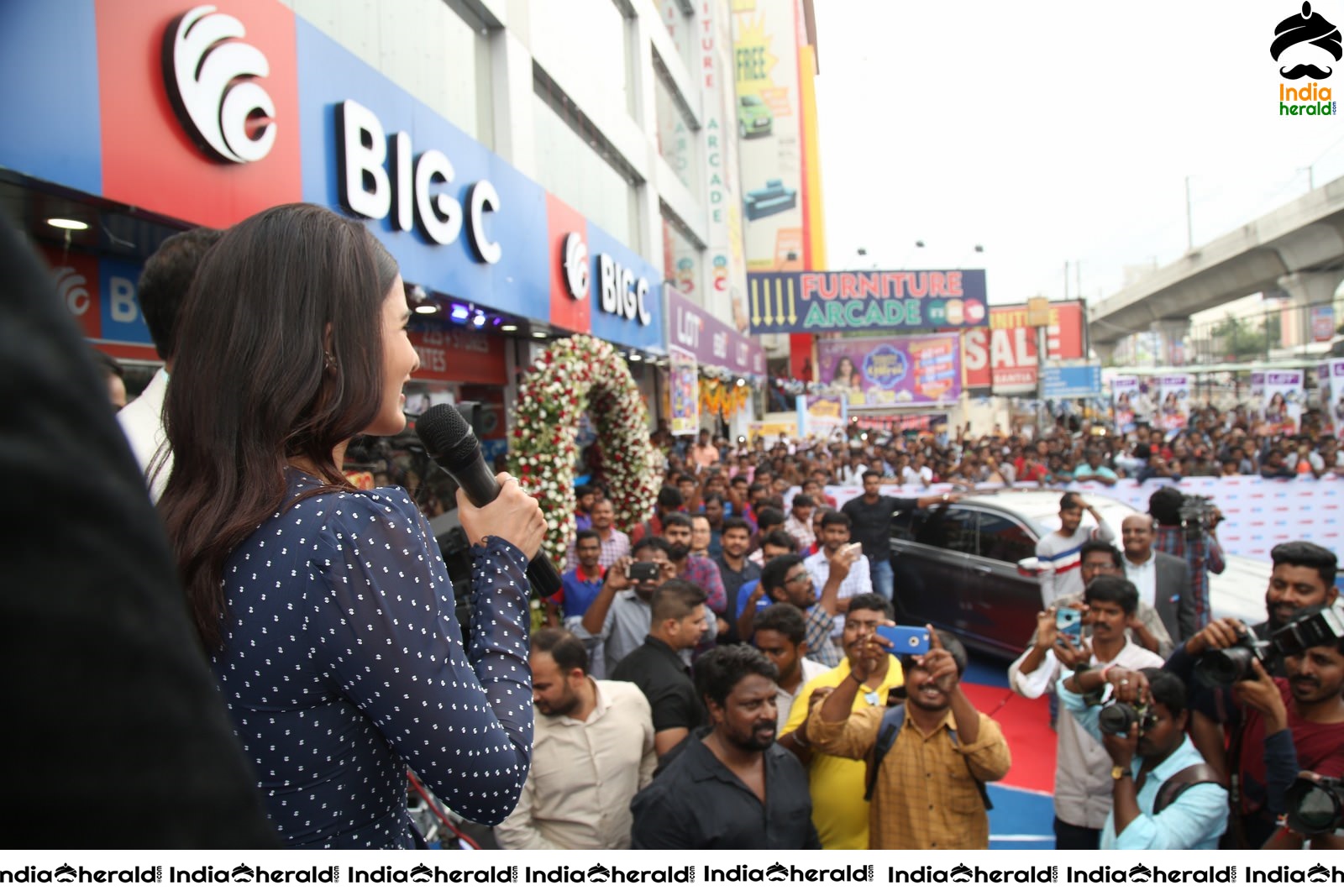 Samantha Gets Hot Before a Huge Crowd Set 3