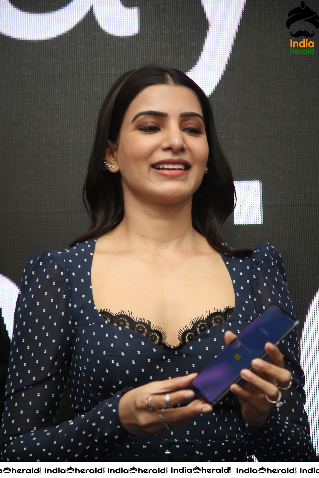Samantha Latest Hot Cleavage and Slender Thighs Show in Public Set 2