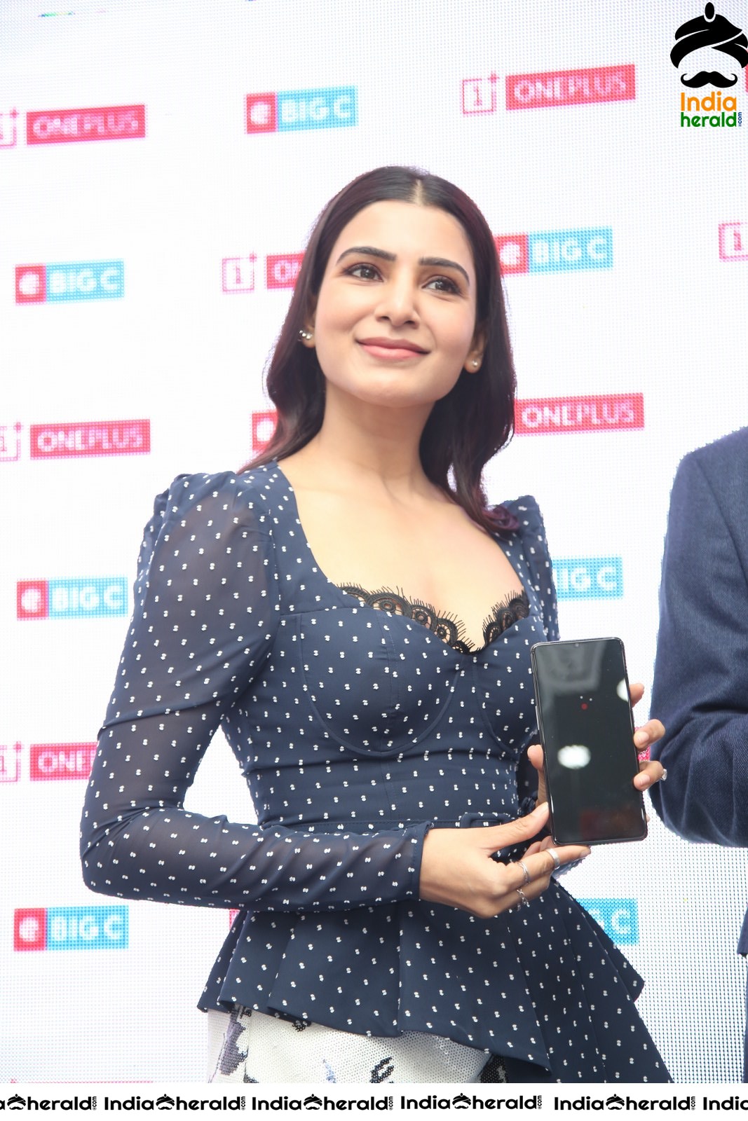 Samantha Latest Hot Cleavage and Slender Thighs Show in Public Set 2