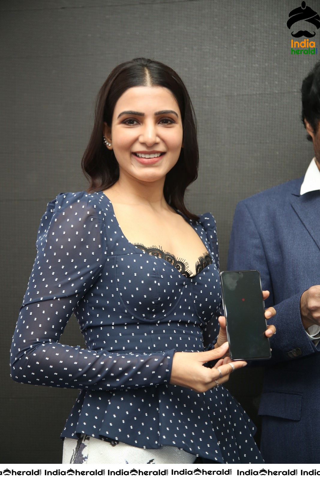 Samantha Latest Hot Cleavage and Slender Thighs Show in Public Set 2