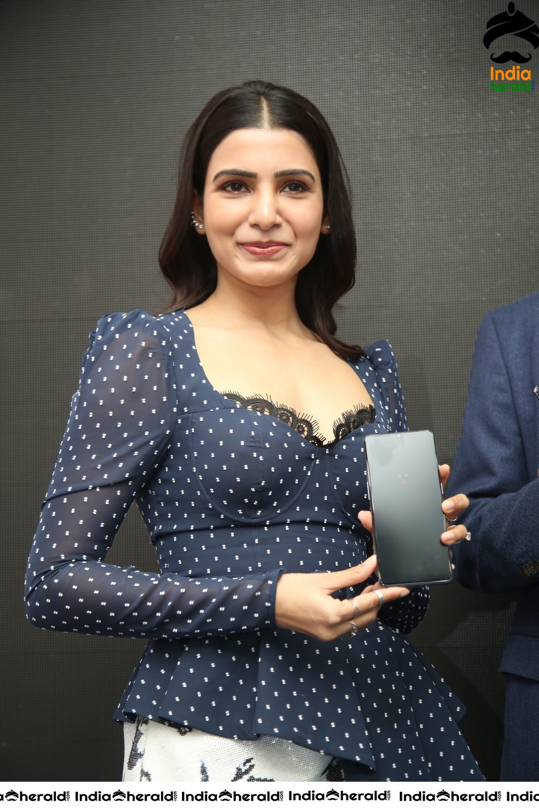 Samantha Latest Hot Cleavage and Slender Thighs Show in Public Set 2