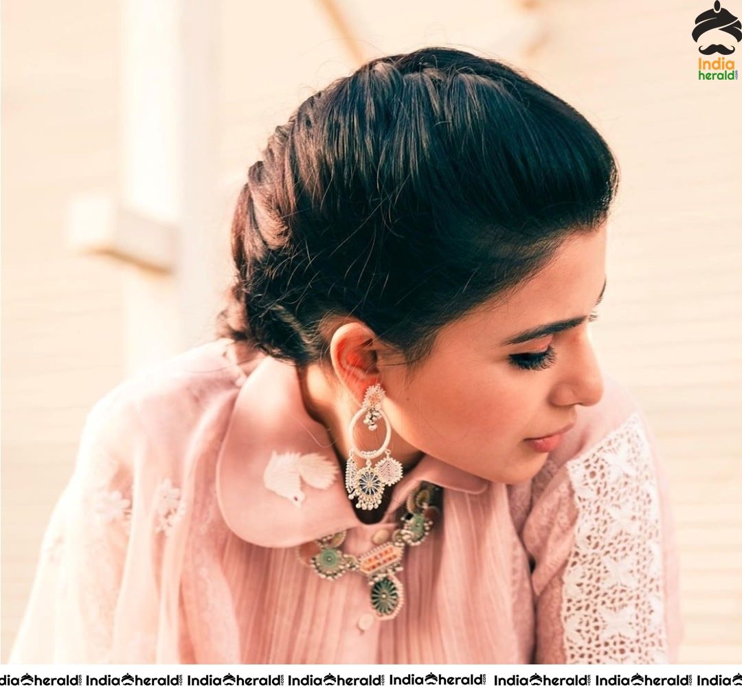 Samantha Latest Hot Clicks as a Festive Treat