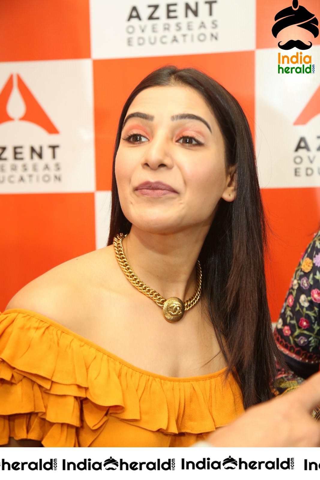 Samantha Looking Cute as a Doll and flaunting her New Necklace Set 1