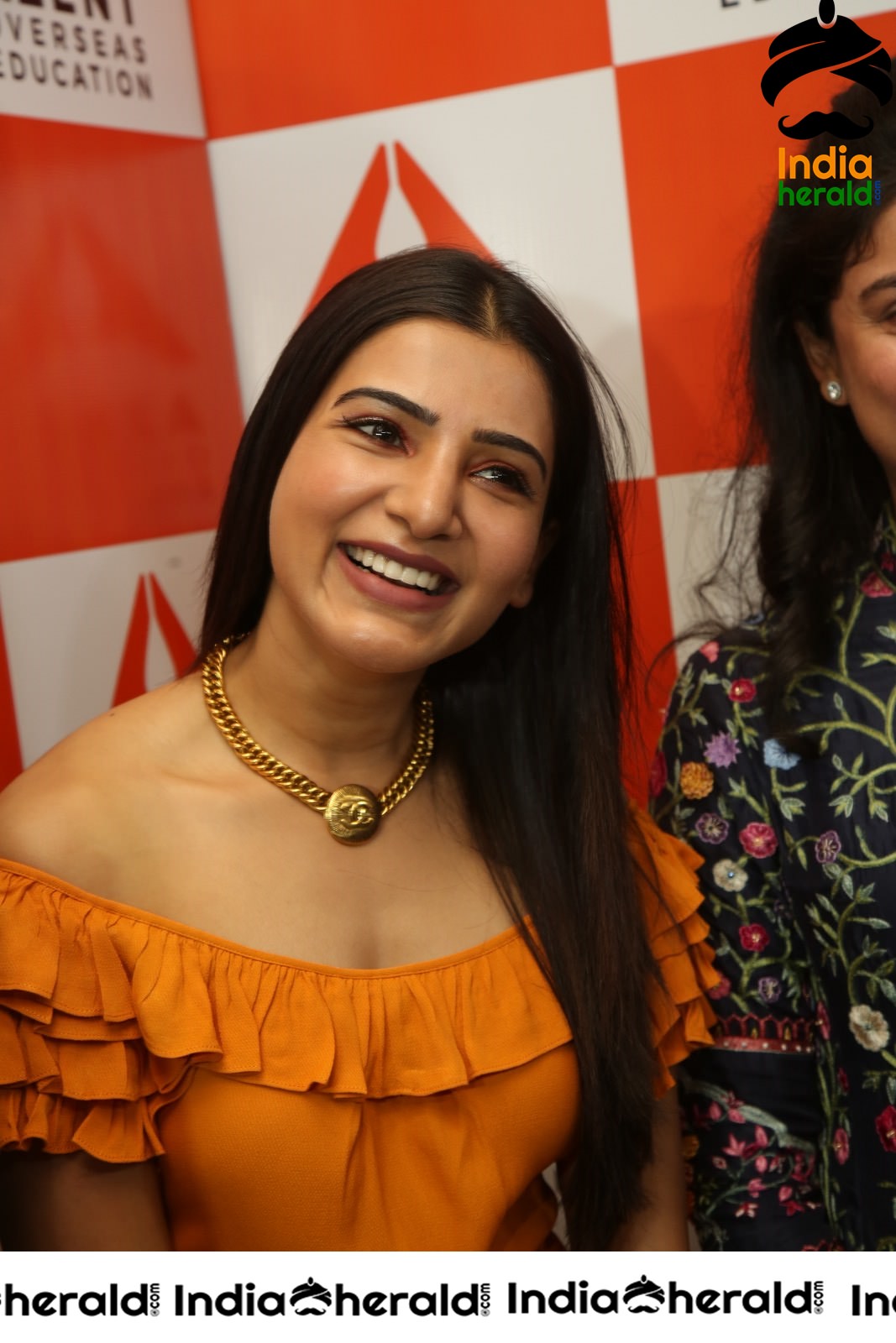 Samantha Looking Cute as a Doll and flaunting her New Necklace Set 1