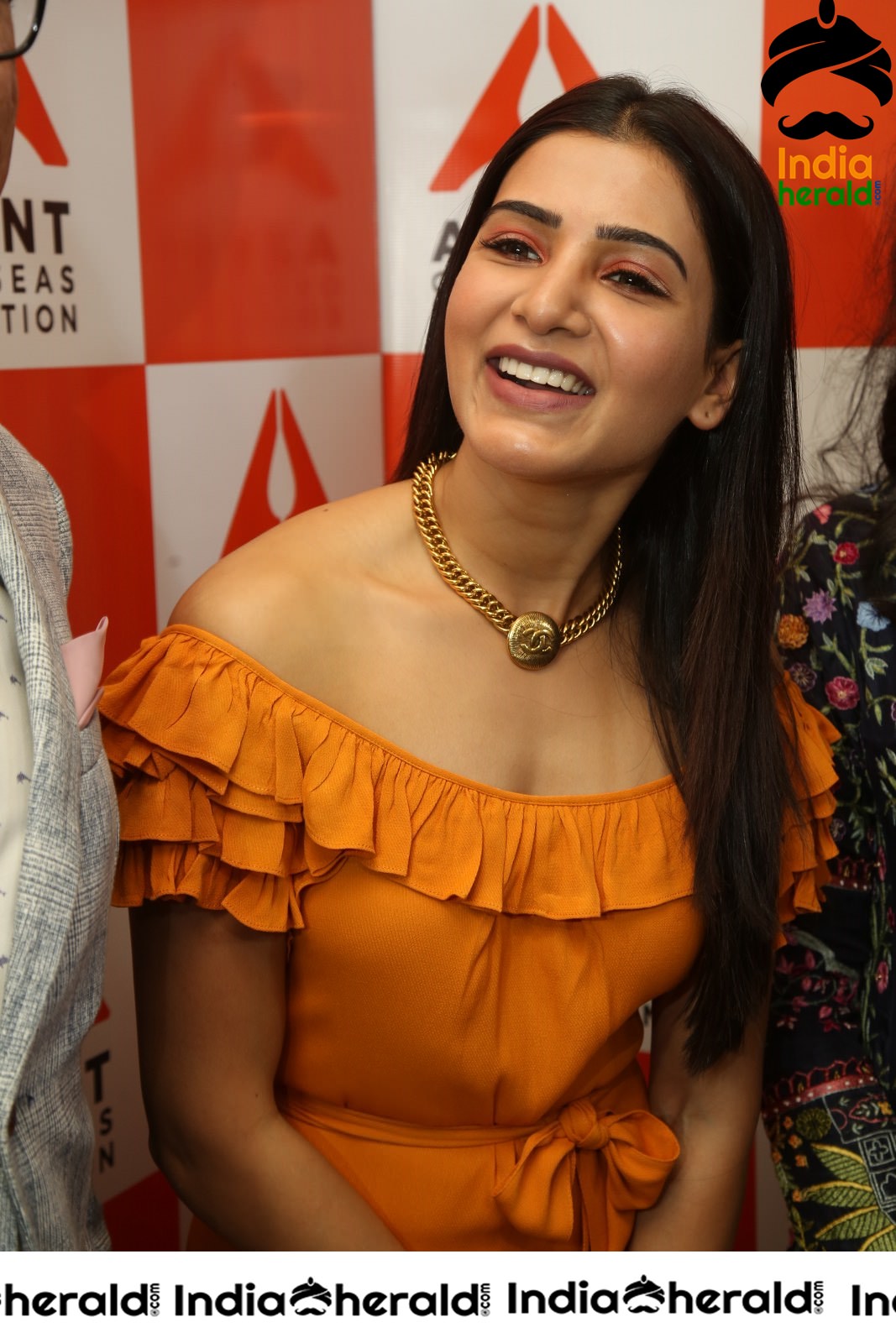 Samantha Looking Cute as a Doll and flaunting her New Necklace Set 1