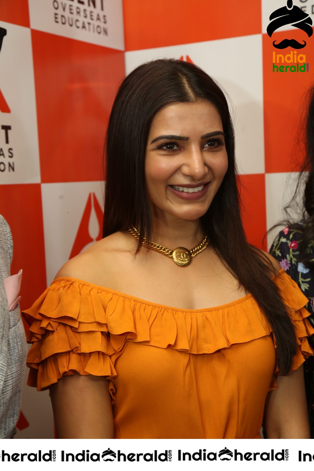 Samantha Looking Cute as a Doll and flaunting her New Necklace Set 1