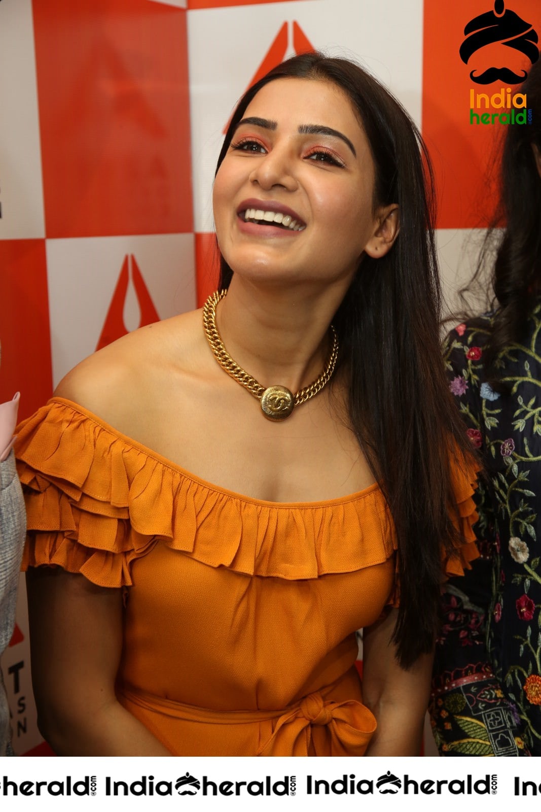 Samantha Looking Cute as a Doll and flaunting her New Necklace Set 1