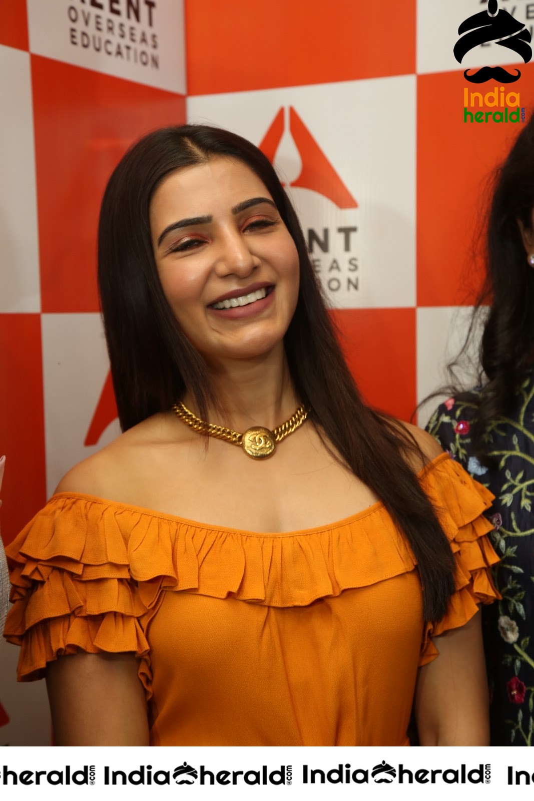 Samantha Looking Cute as a Doll and flaunting her New Necklace Set 1