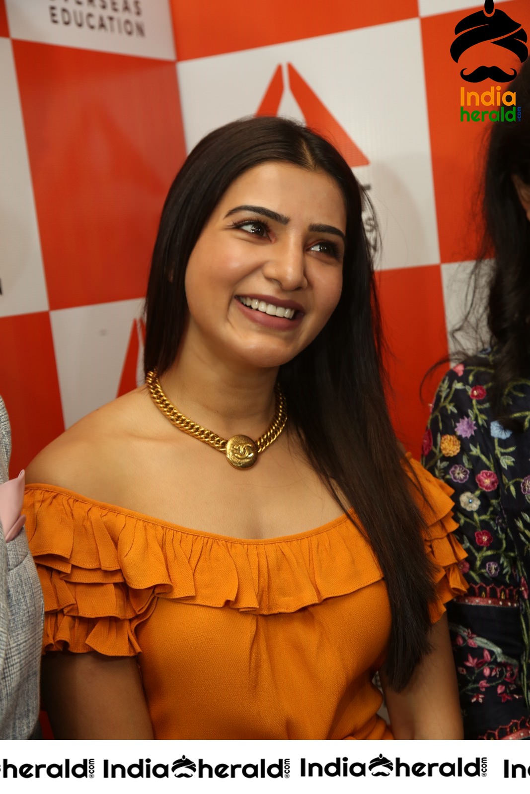 Samantha Looking Cute as a Doll and flaunting her New Necklace Set 1