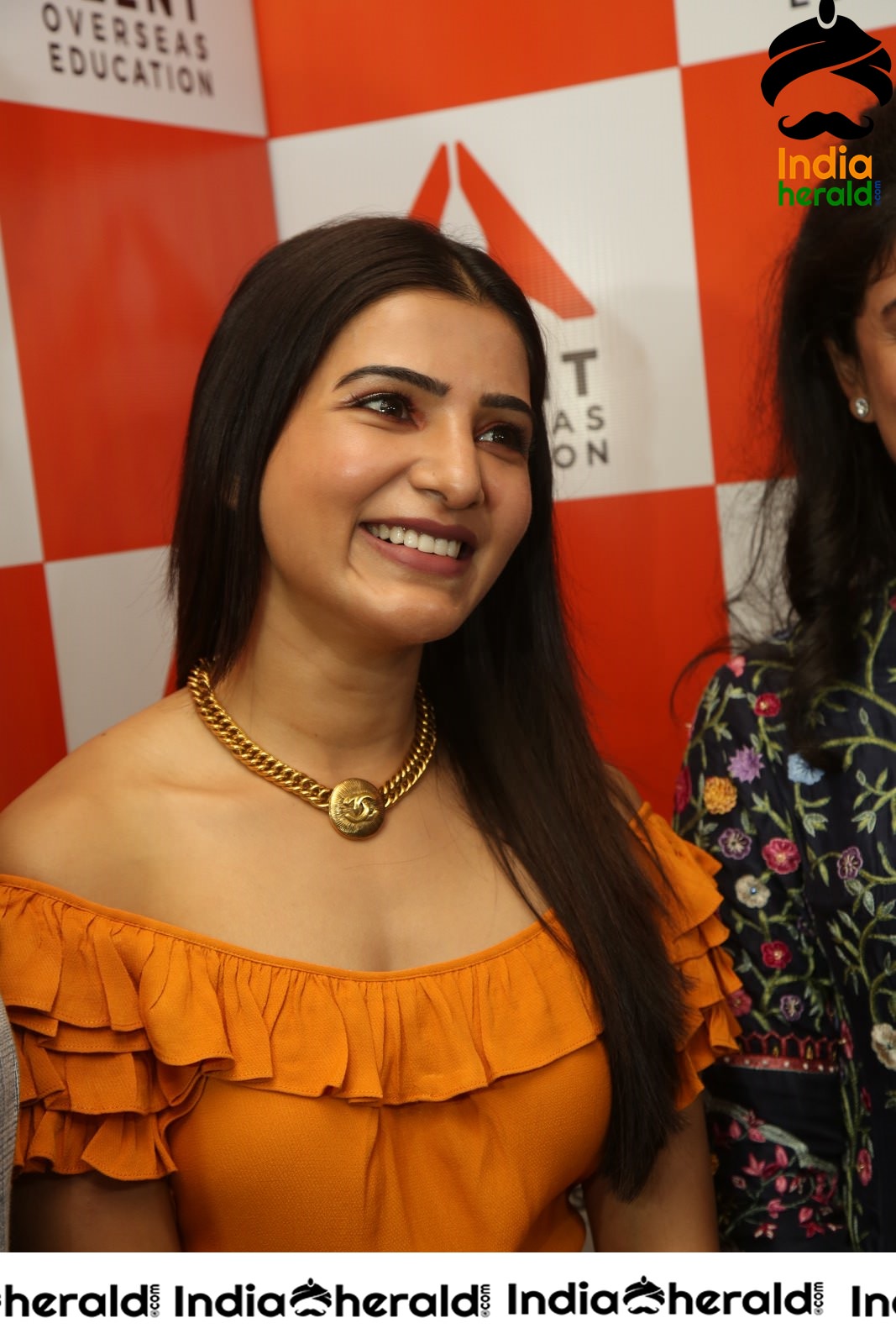 Samantha Looking Cute as a Doll and flaunting her New Necklace Set 1