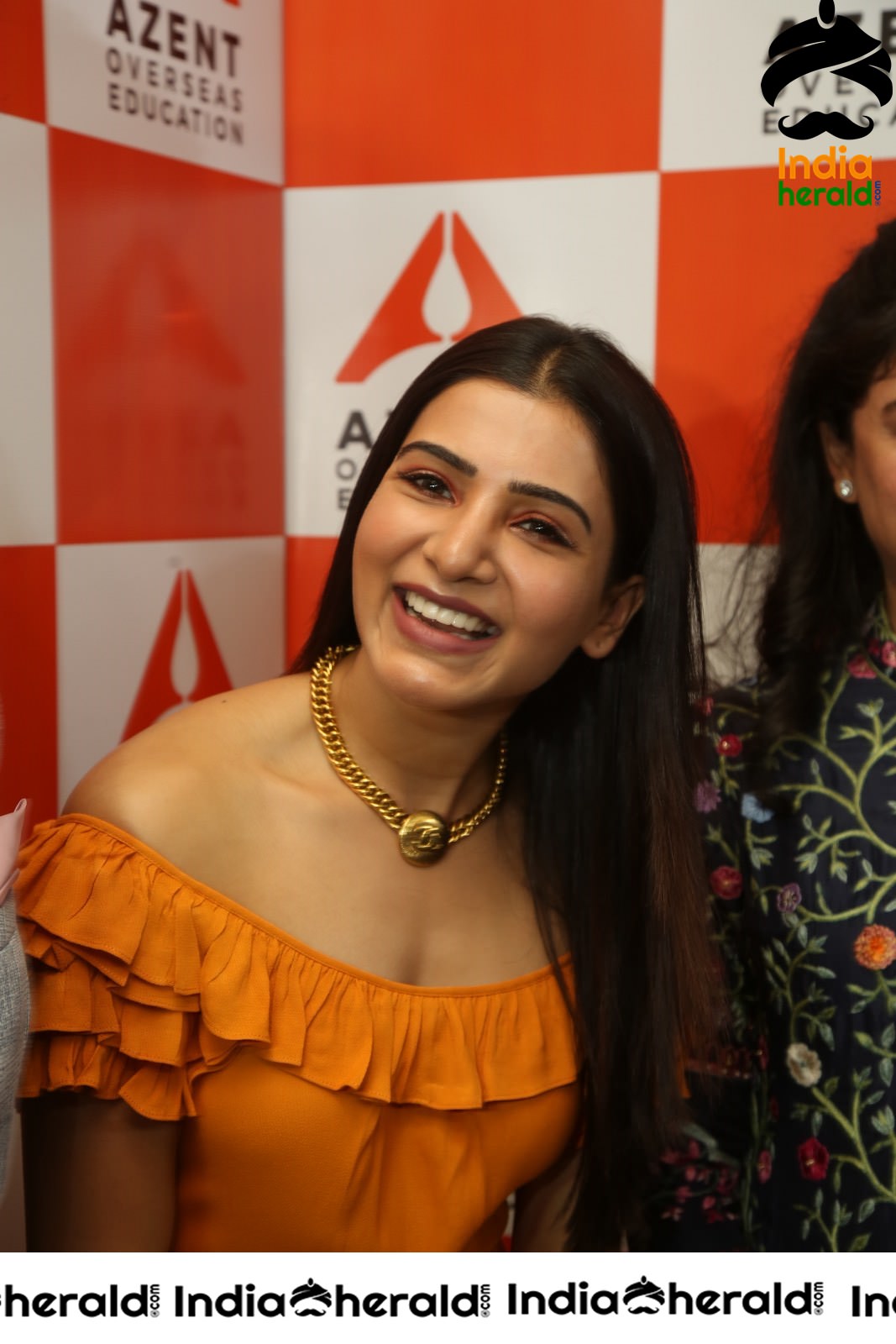 Samantha Looking Cute as a Doll and flaunting her New Necklace Set 1