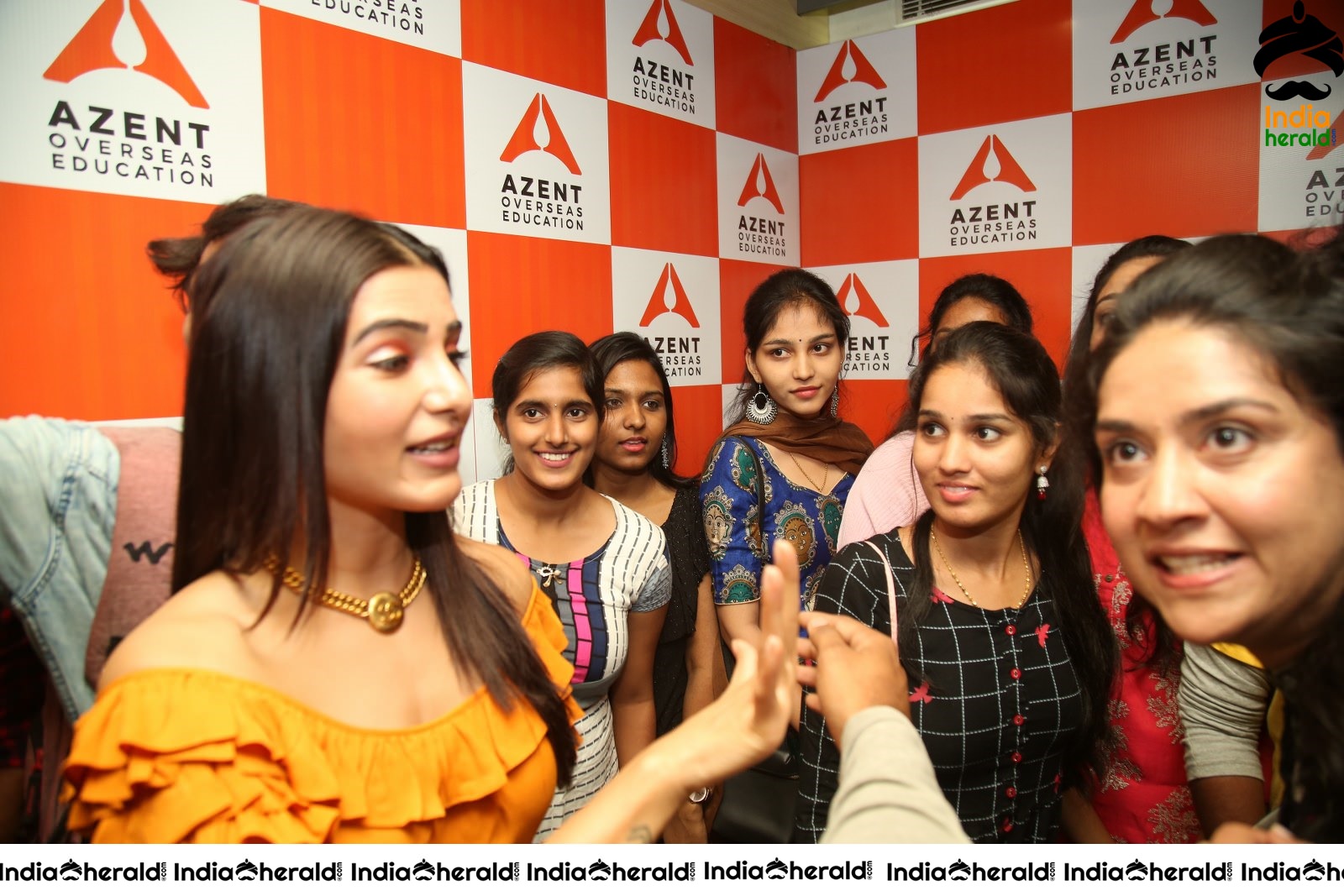 Samantha Merges And Interacts With The Fans And Students Set 1