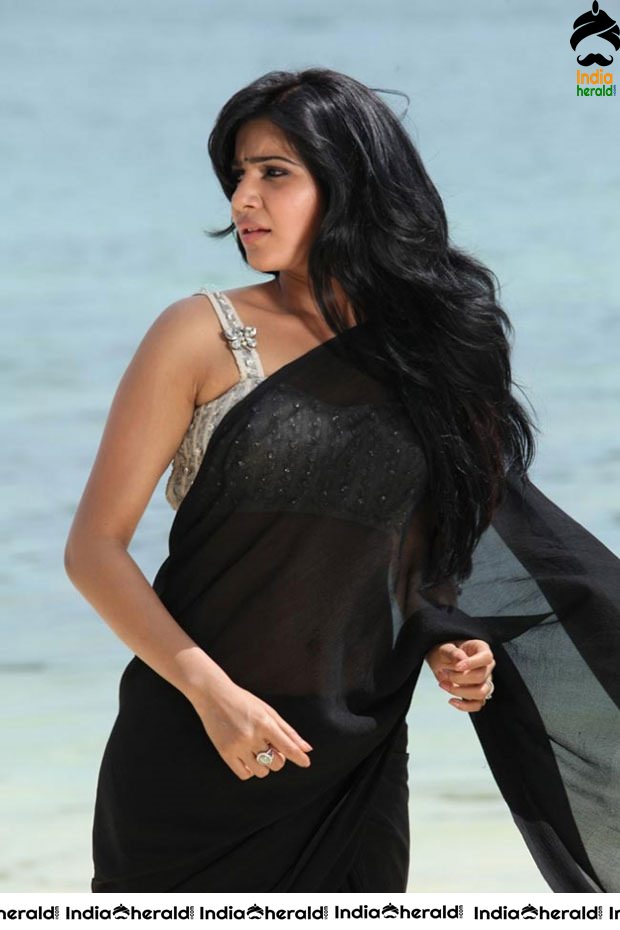 Samantha Showing her Pierced Navel and Teasing Belly in Saree Set 1