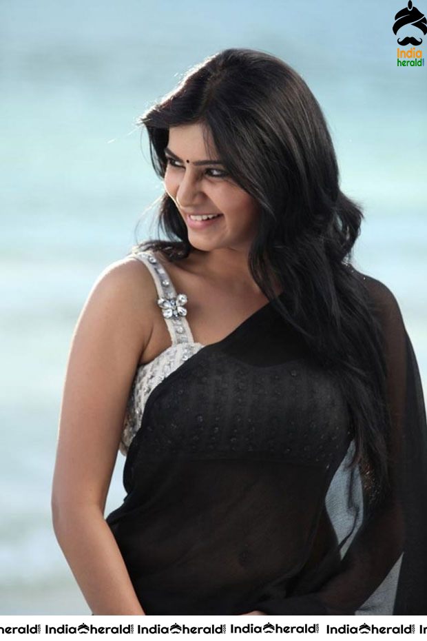 Samantha Showing her Pierced Navel and Teasing Belly in Saree Set 1