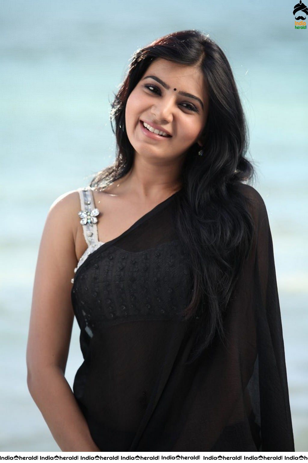 Samantha Showing her Pierced Navel and Teasing Belly in Saree Set 1