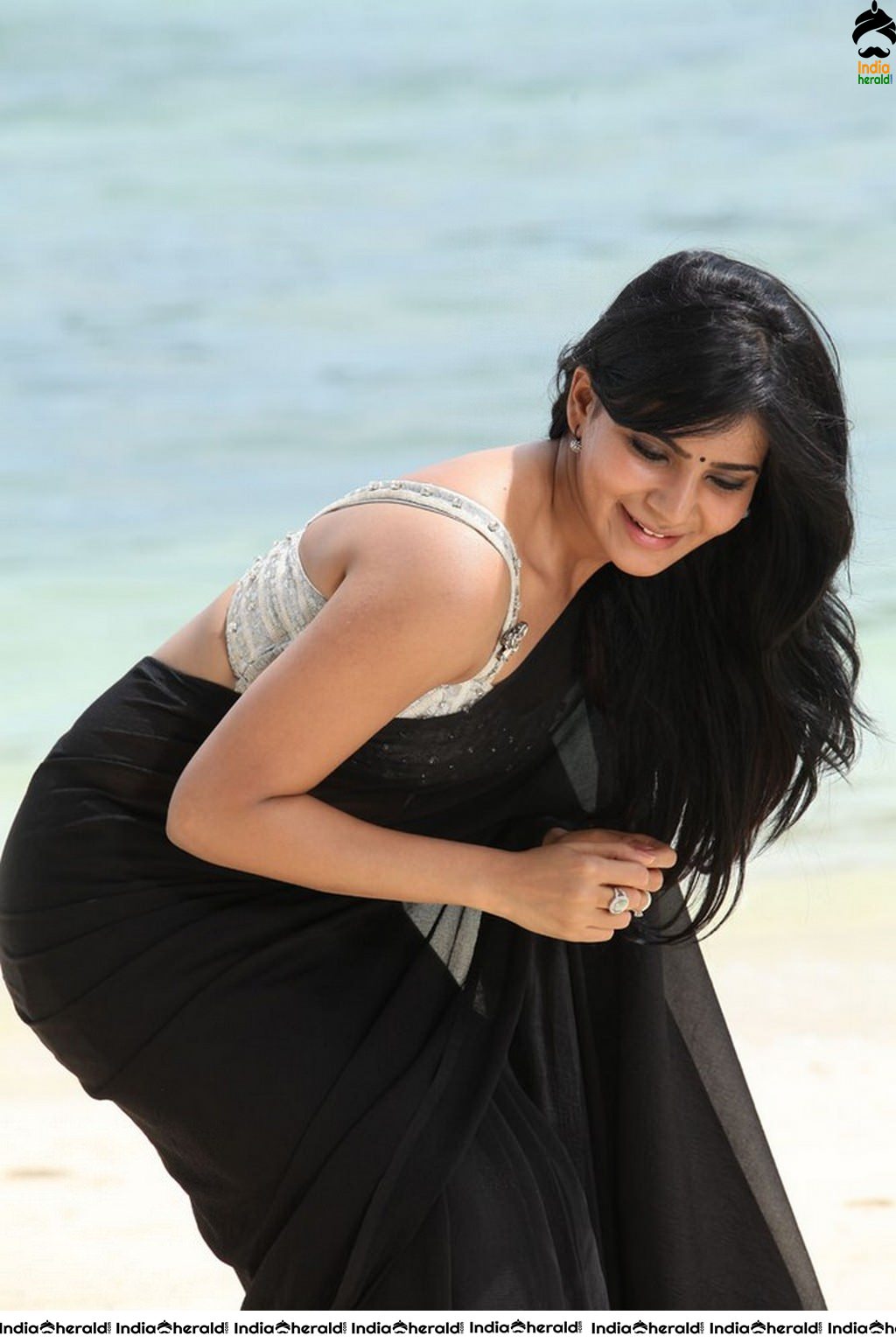 Samantha Showing her Pierced Navel and Teasing Belly in Saree Set 1