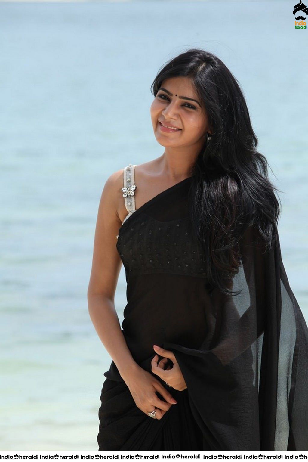 Samantha Showing her Pierced Navel and Teasing Belly in Saree Set 1