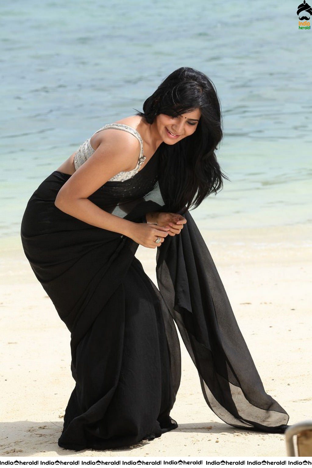 Samantha Showing her Pierced Navel and Teasing Belly in Saree Set 1