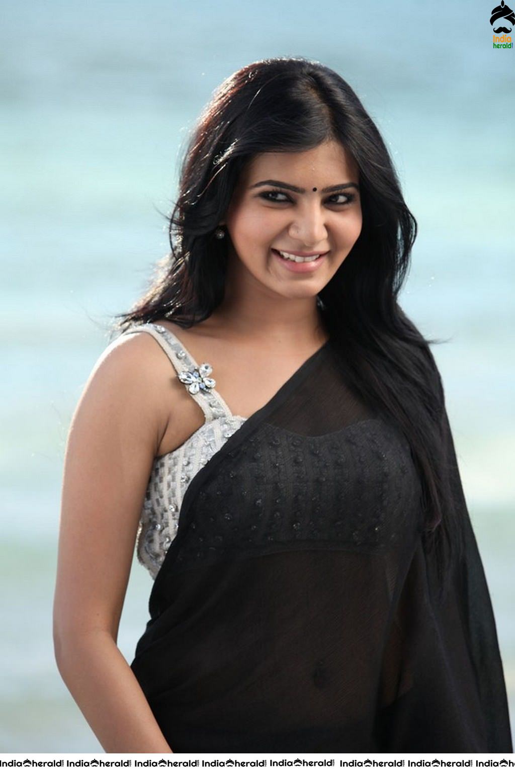 Samantha Showing her Pierced Navel and Teasing Belly in Saree Set 1