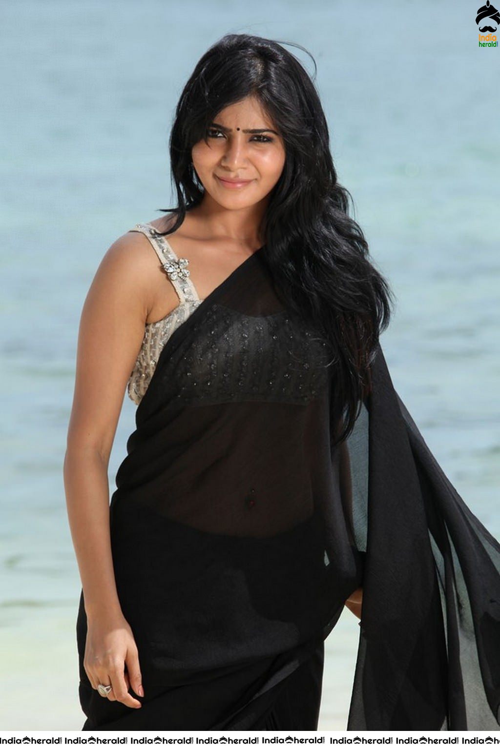 Samantha Showing her Pierced Navel and Teasing Belly in Saree Set 2