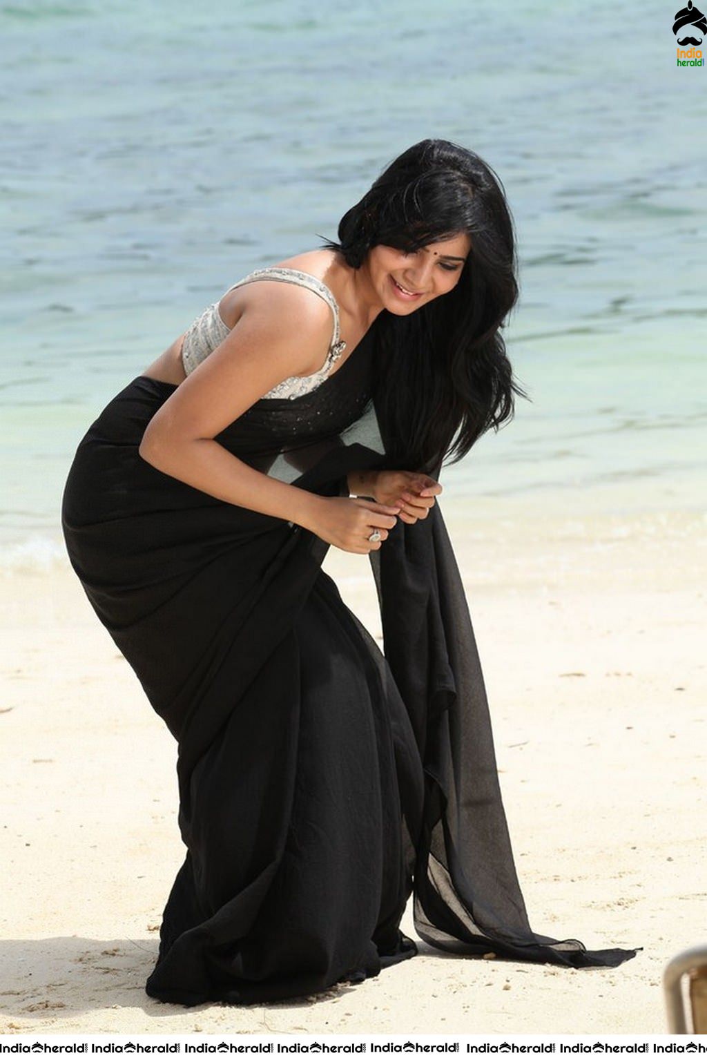 Samantha Showing her Pierced Navel and Teasing Belly in Saree Set 2