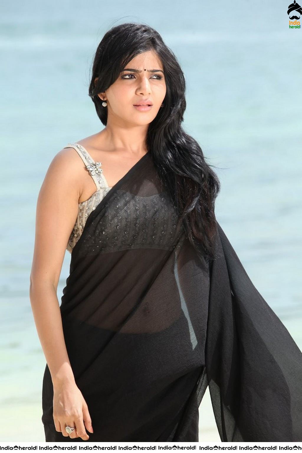 Samantha Showing her Pierced Navel and Teasing Belly in Saree Set 2