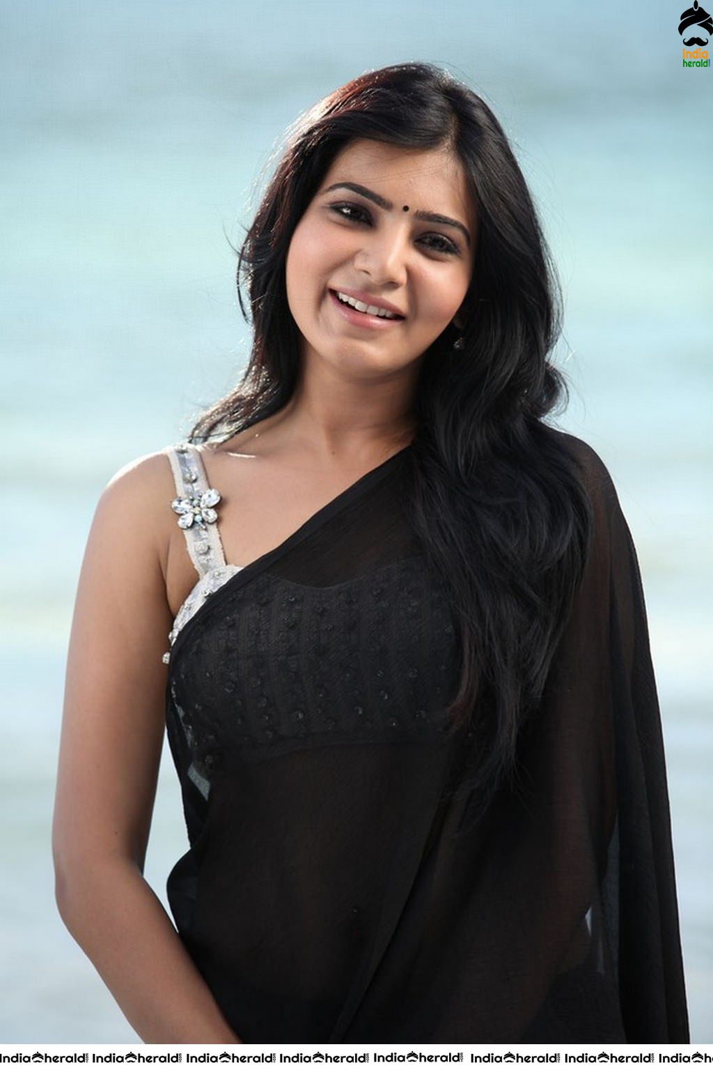 Samantha Showing her Pierced Navel and Teasing Belly in Saree Set 2