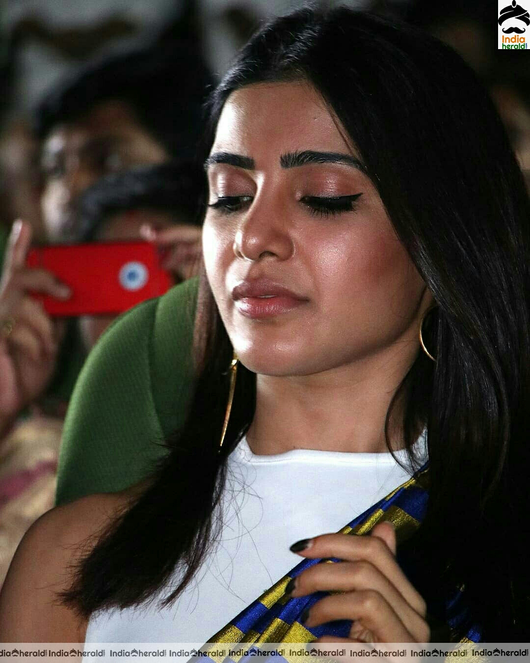 Samantha shows her frown face during a public event