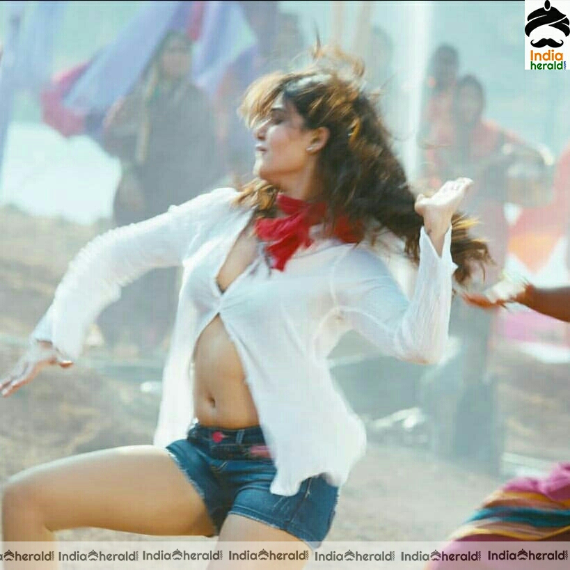 Samantha shows her hotness and teases our temptations
