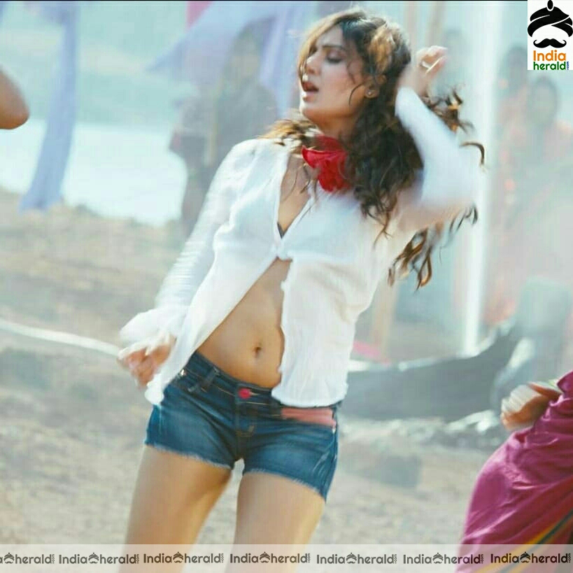Samantha shows her hotness and teases our temptations