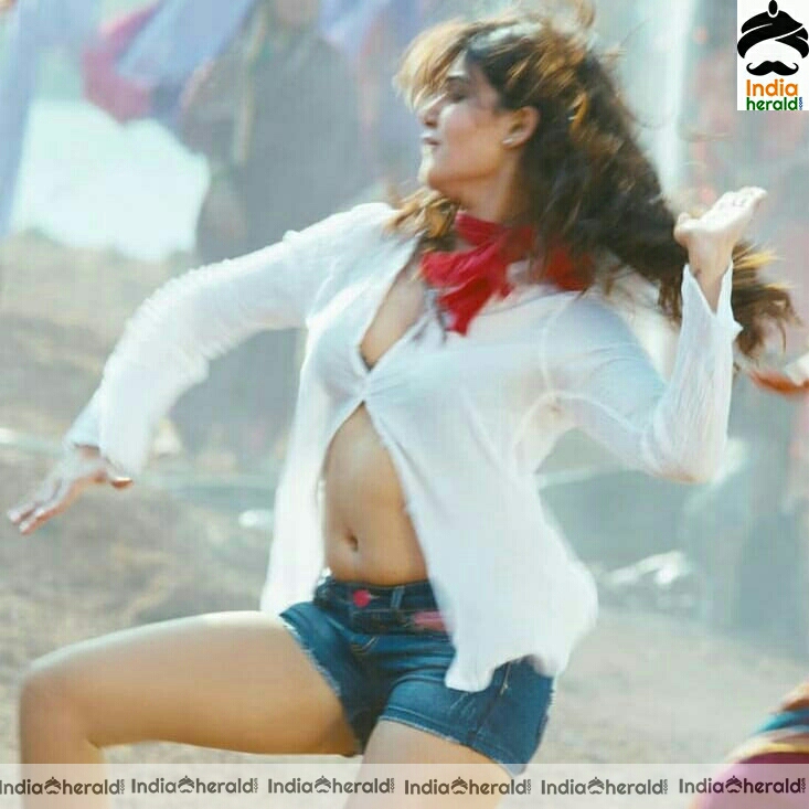 Samantha shows her hotness and teases our temptations