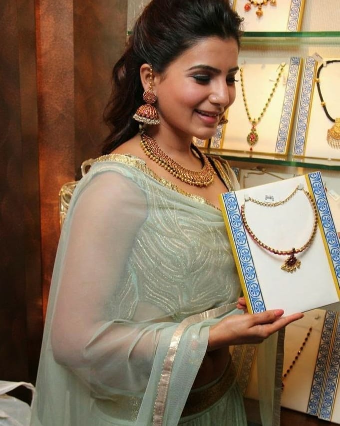Samantha Shows Her Navel And Sexy Hip During A Jewelry Shop Opening