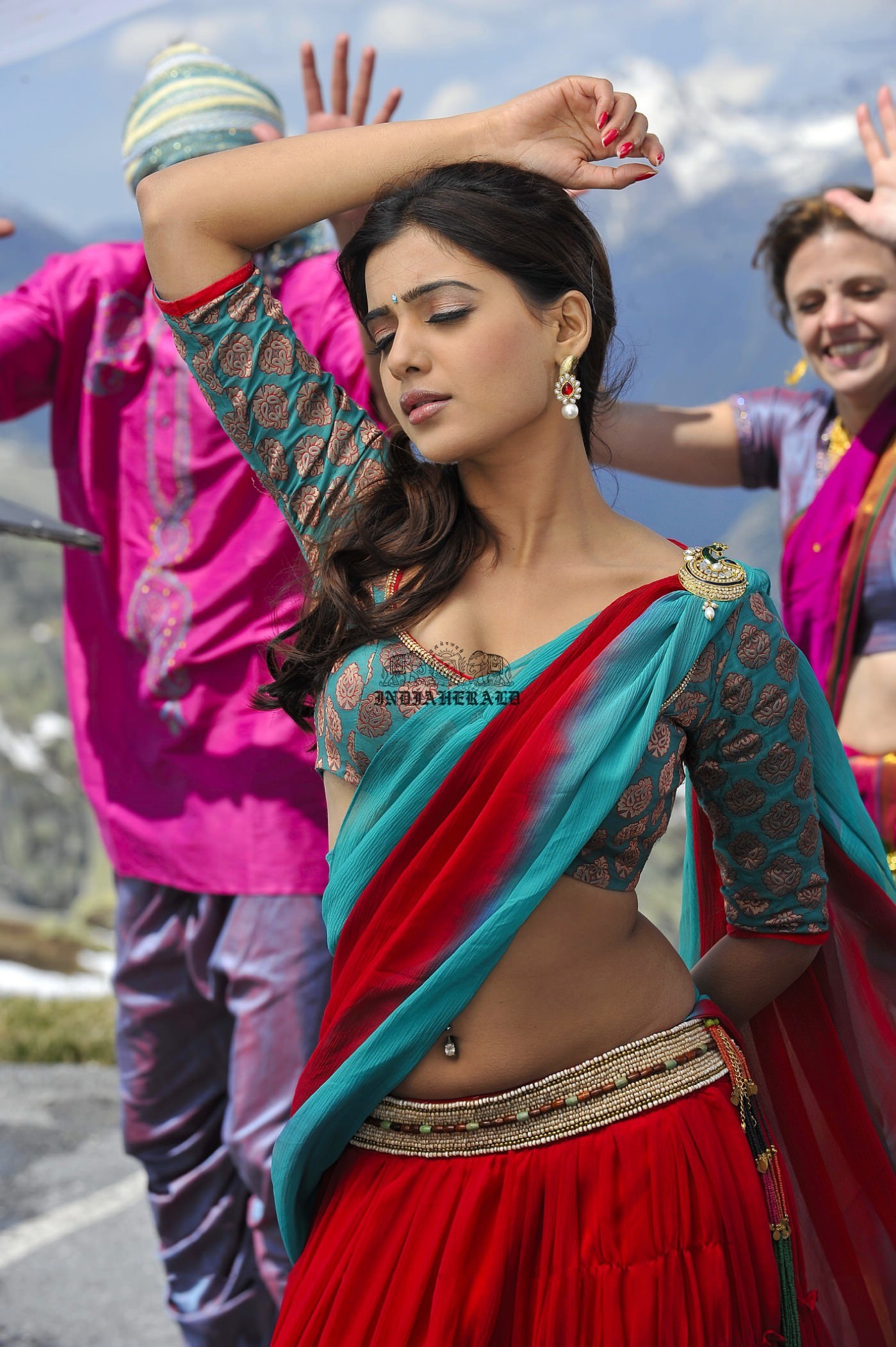 Samantha shows horny expressions on face and exposes her navel and hip curves Set 1