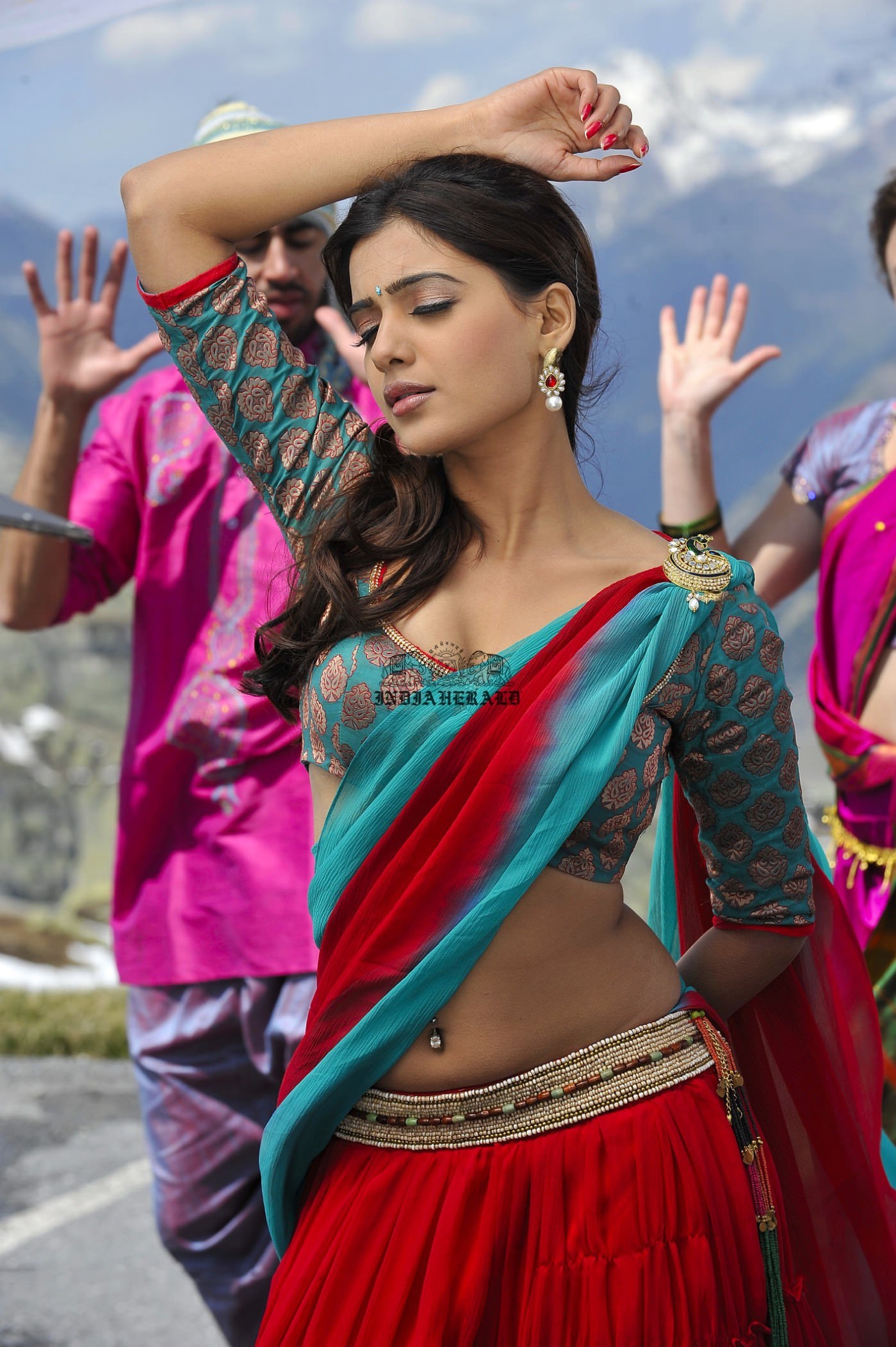 Samantha shows horny expressions on face and exposes her navel and hip curves Set 1
