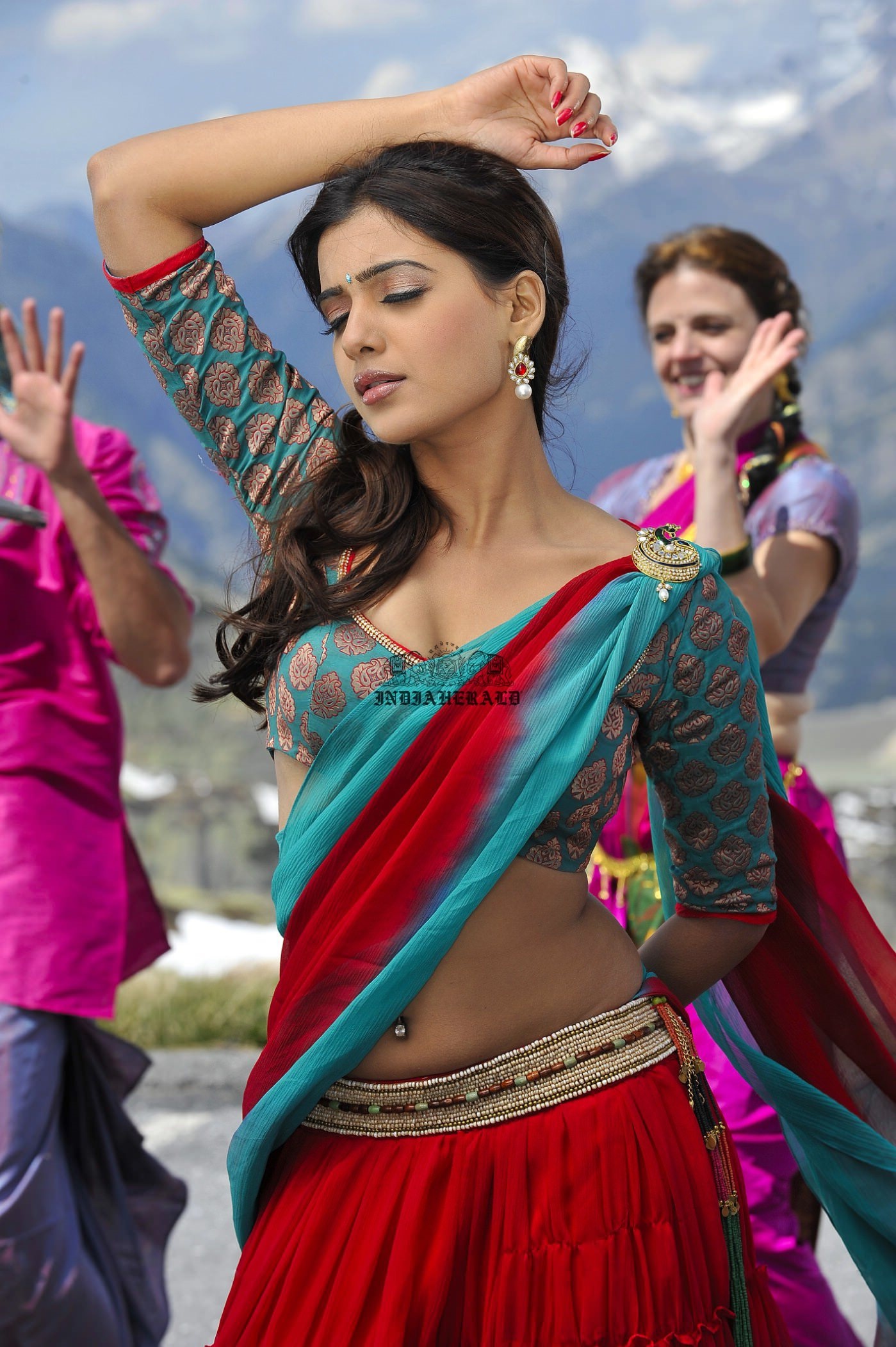 Samantha shows horny expressions on face and exposes her navel and hip curves Set 1