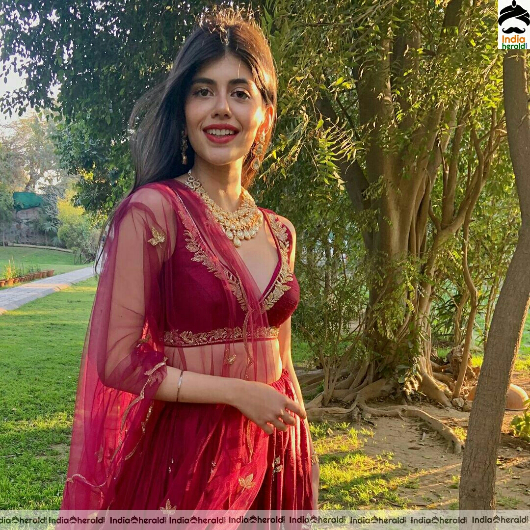 Sanjana Sanghi Shows Her Sexy Waist In These Latest Stills