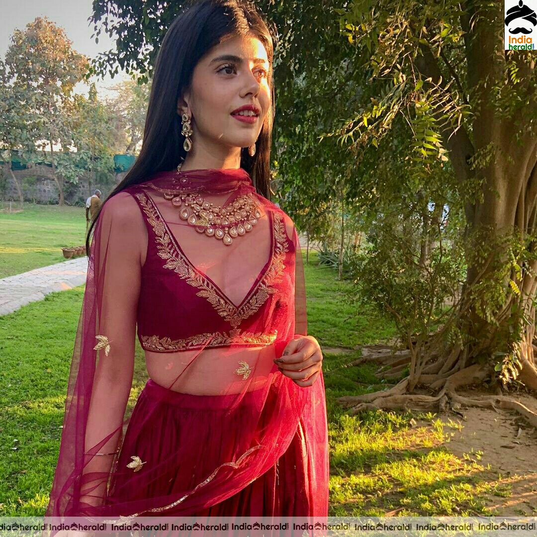 Sanjana Sanghi Shows Her Sexy Waist In These Latest Stills