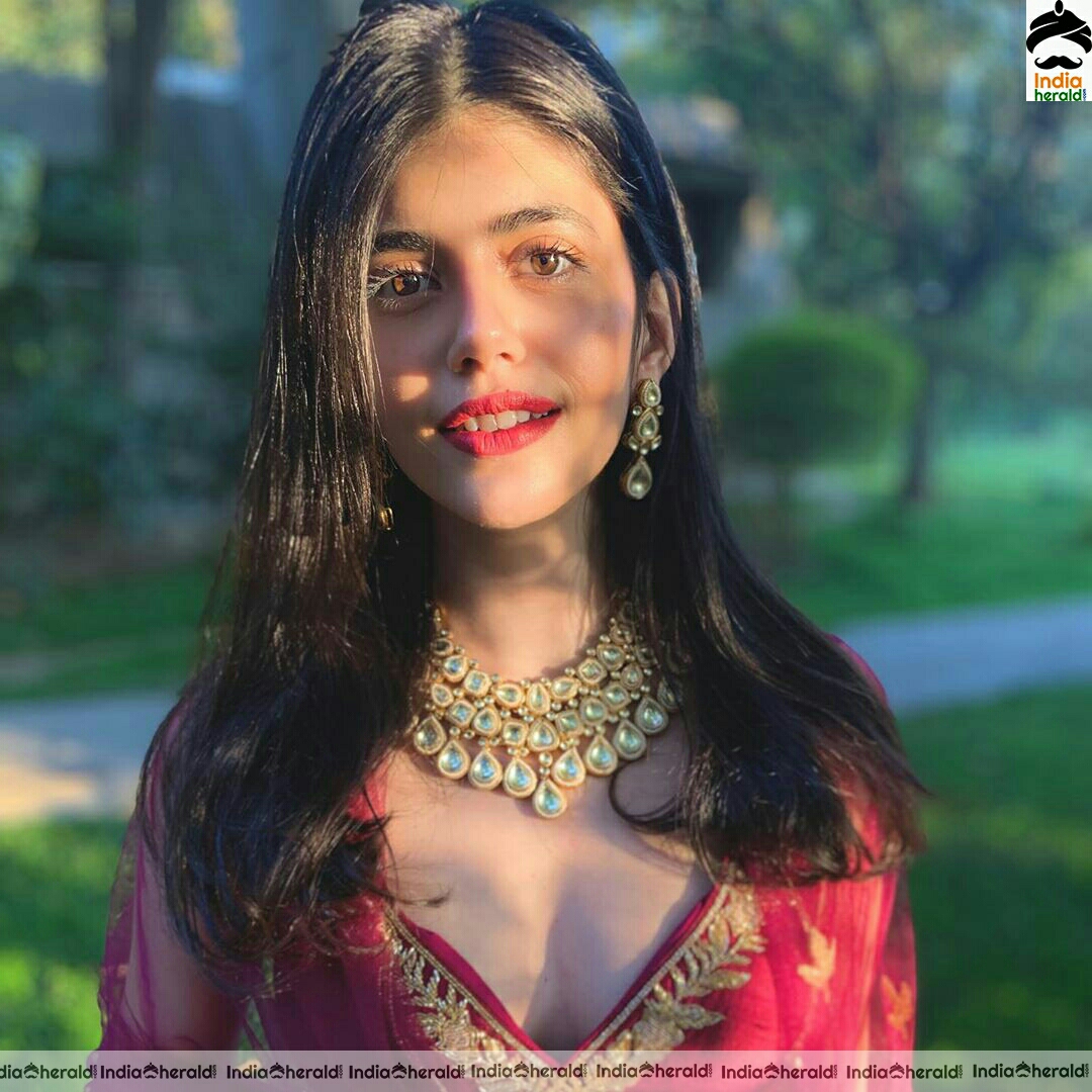 Sanjana Sanghi Shows Her Sexy Waist In These Latest Stills