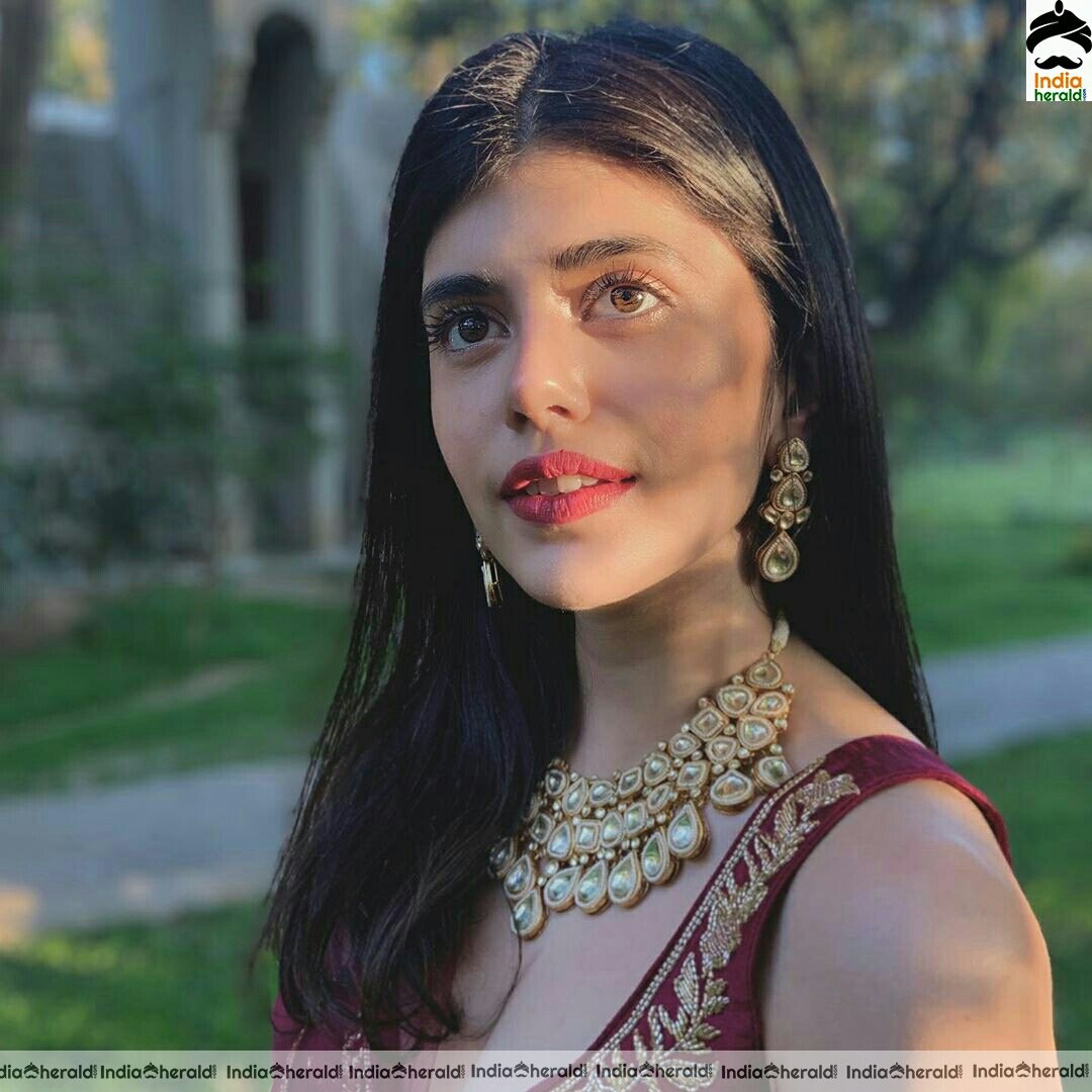 Sanjana Sanghi Shows Her Sexy Waist In These Latest Stills